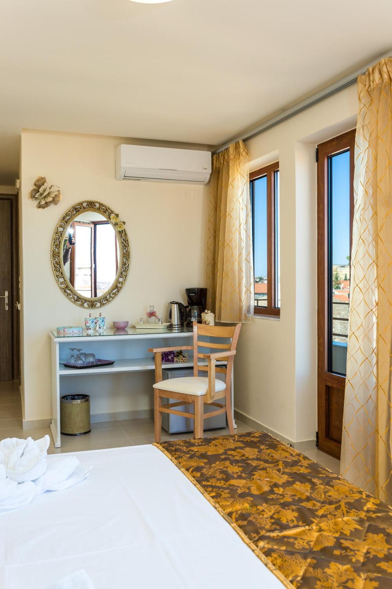 Polyxenia Suites Rethymno Exteriör bild